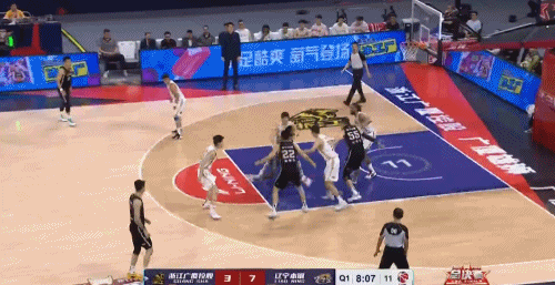 辽宁队总决赛2022_韩德君李晓旭刘志轩郭艾伦赵继伟_总冠军写真：杨鸣吻冠军鼎 赵继伟手捧双杯