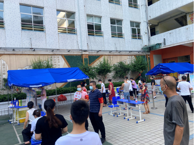 武汉:迅速组织党员干部协助下沉社区做好全员核酸检测工作