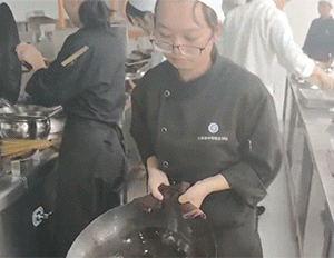 周五福利囧图云飞系列 女人的快乐就是这么简单！