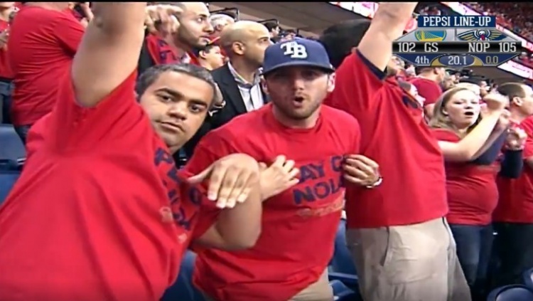 勇士鹈鹕G3经典比赛_勇士大胜鹈鹕 库里三分上演招牌动作_NBA库里绝平三分