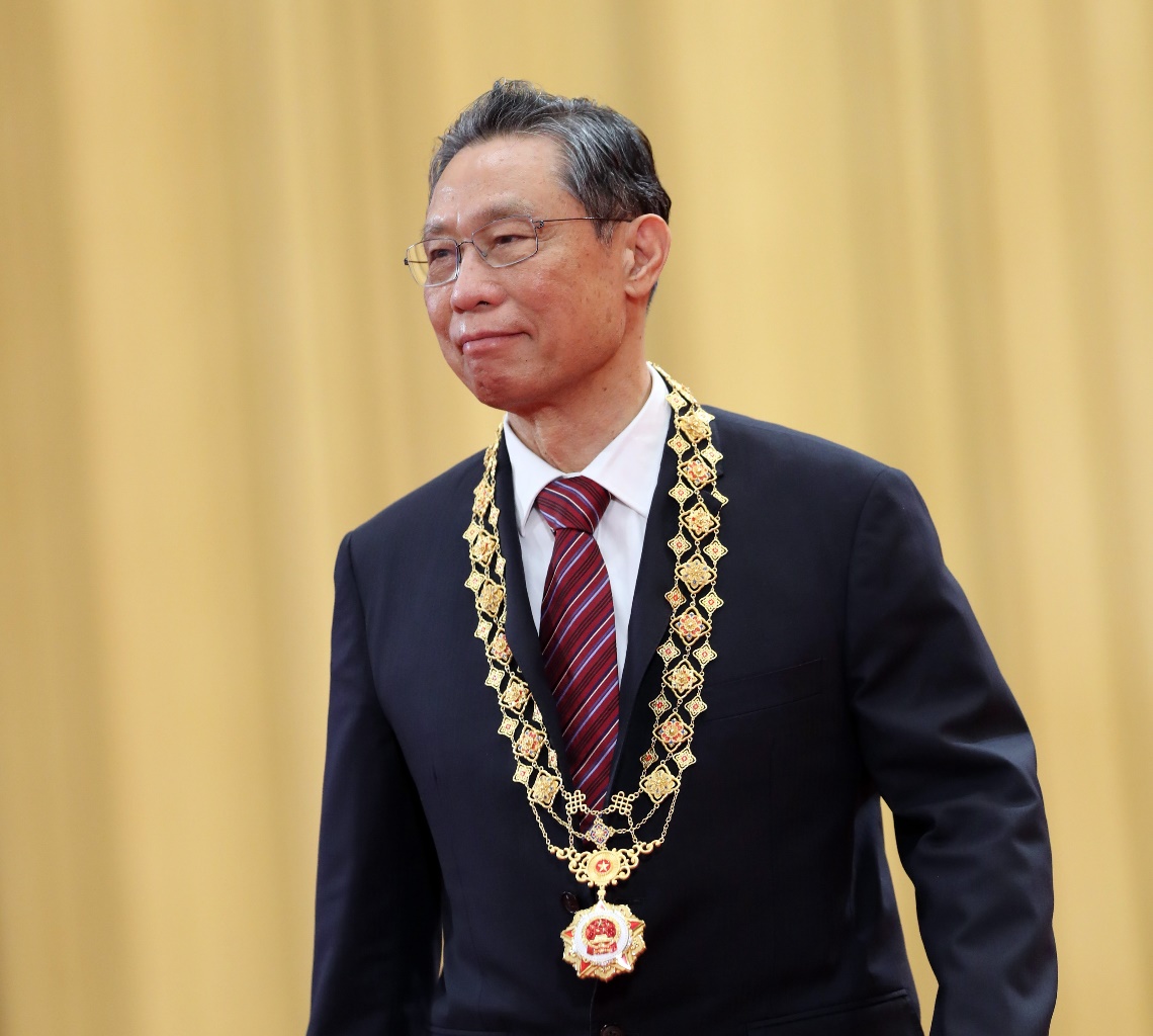 钟南山获得“共和国勋章”最高荣誉的奖章