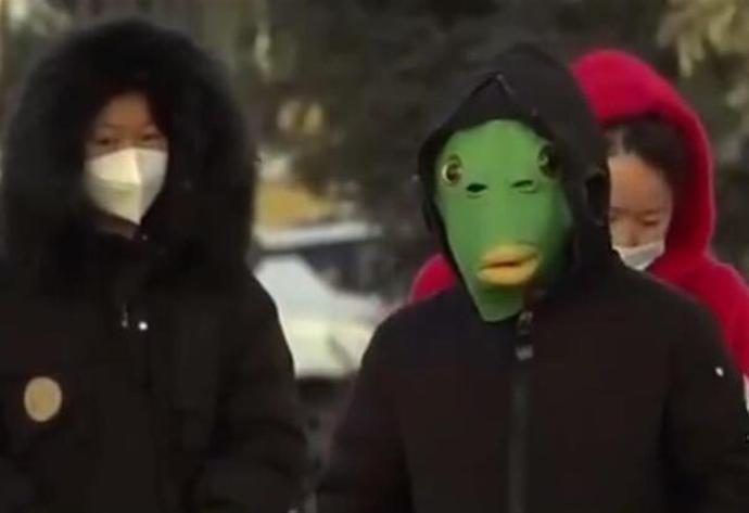 央视新闻里戴绿鱼头套走红男孩发声：一名五年级学生、上电视很激动 - 第1张