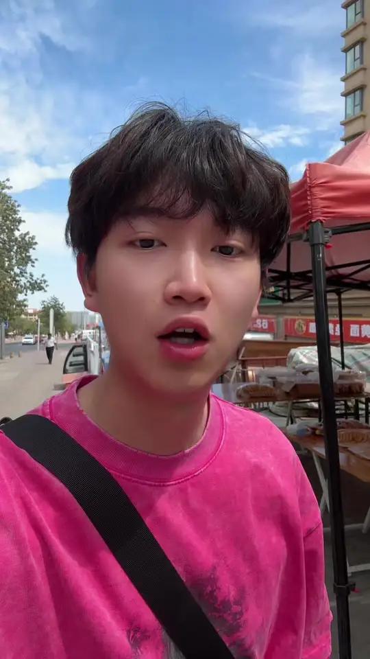 五块钱的黄面再配上3块钱的烤肉再喝口小酒！爽！