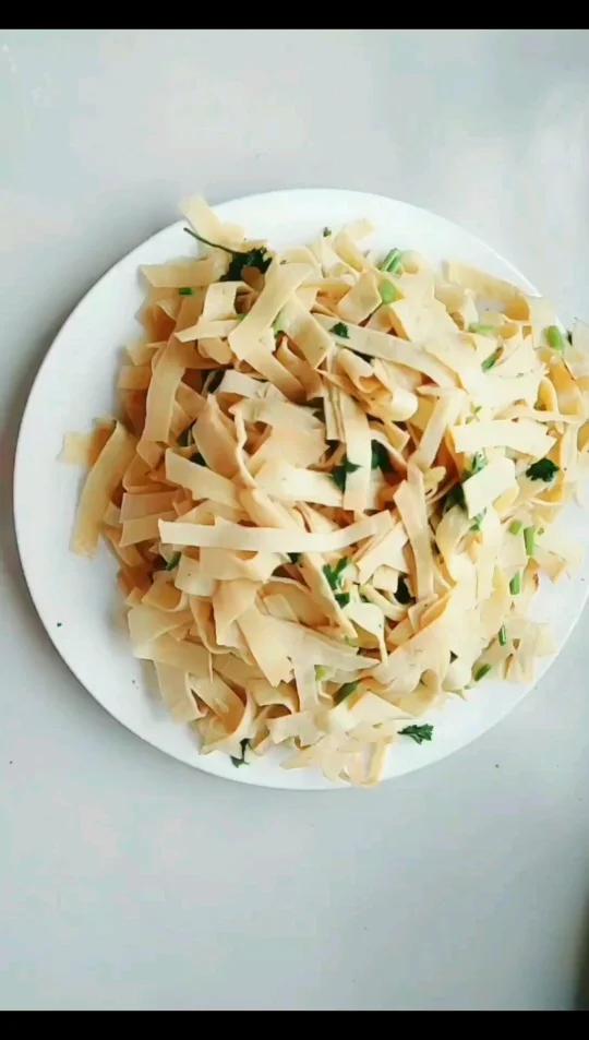 豆皮这样做可以多吃一碗米饭 豆皮,是煮沸豆浆表面凝固的薄膜「害羞」,可鲜吃或晒干后吃,是东