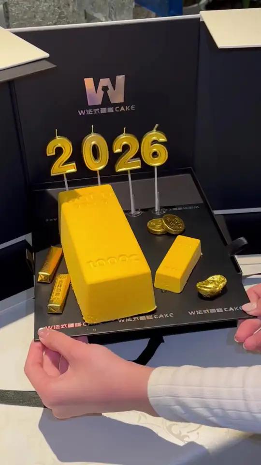 年的终极仪式感:法式金条蛋糕登场!新岁求财,必须拿捏这份硬核浪漫～#祝你顺风顺水顺财神跨年