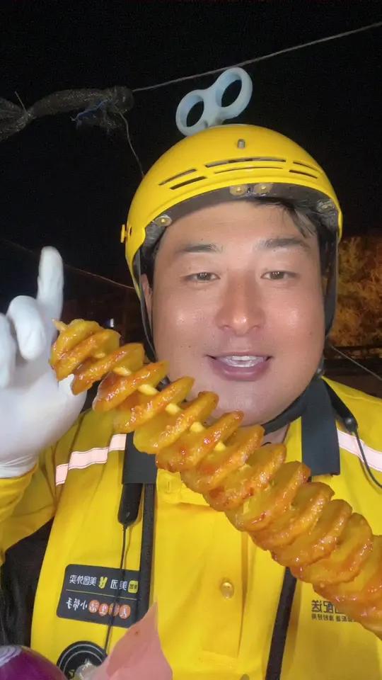 夏日的的快乐,吃着清凉爽口的拌面皮,还有两根薯塔和三串炸包菜 炸串 凉皮 又是吃喝香辣的一