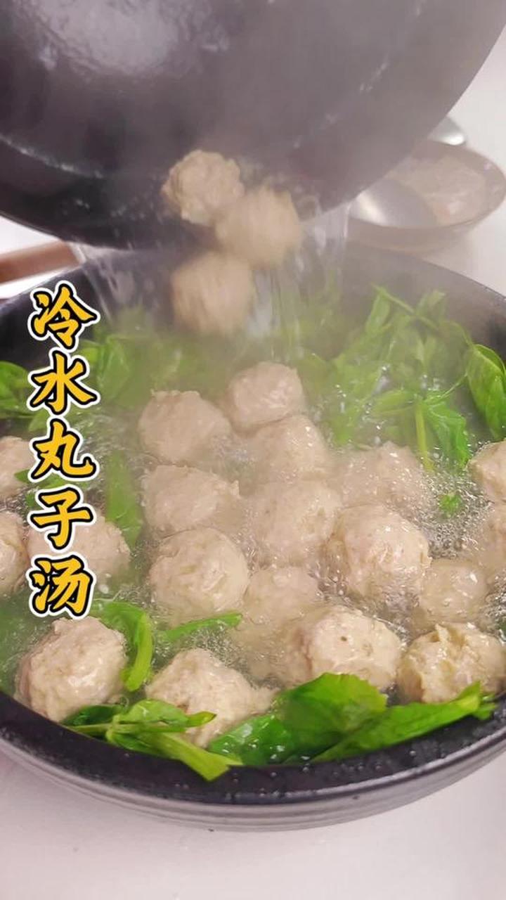 豌豆颠丸子汤，四川冬季必备靓汤，圆子嫩而不柴