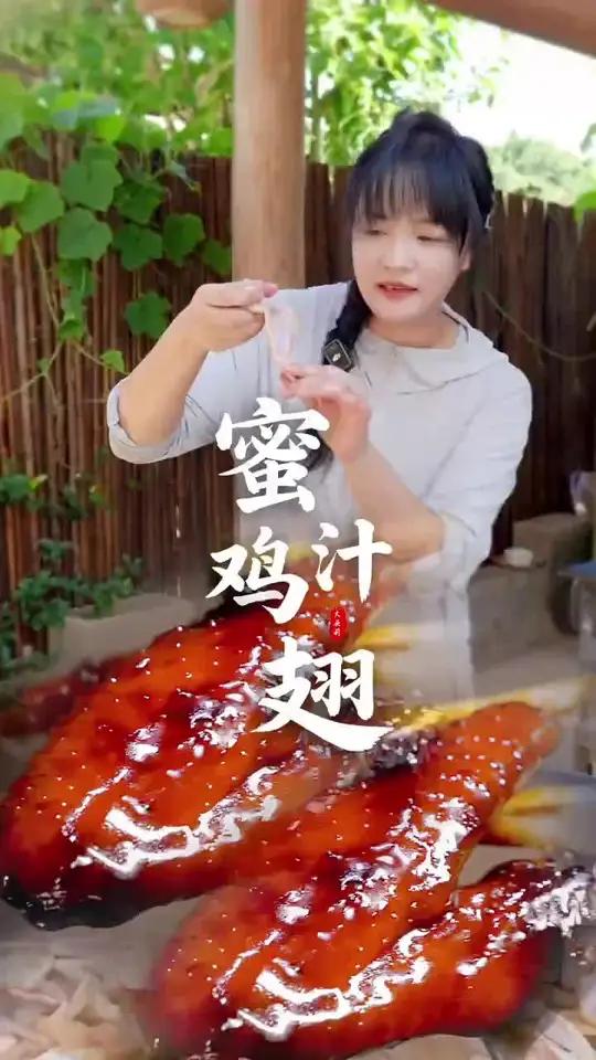 福鼎必吃美食蜜汁鸡翅，咸甜适口居然连骨头都浸润着鲜蜜汁！#都来拍舌尖#福鼎蜜汁鸡翅#家乡的