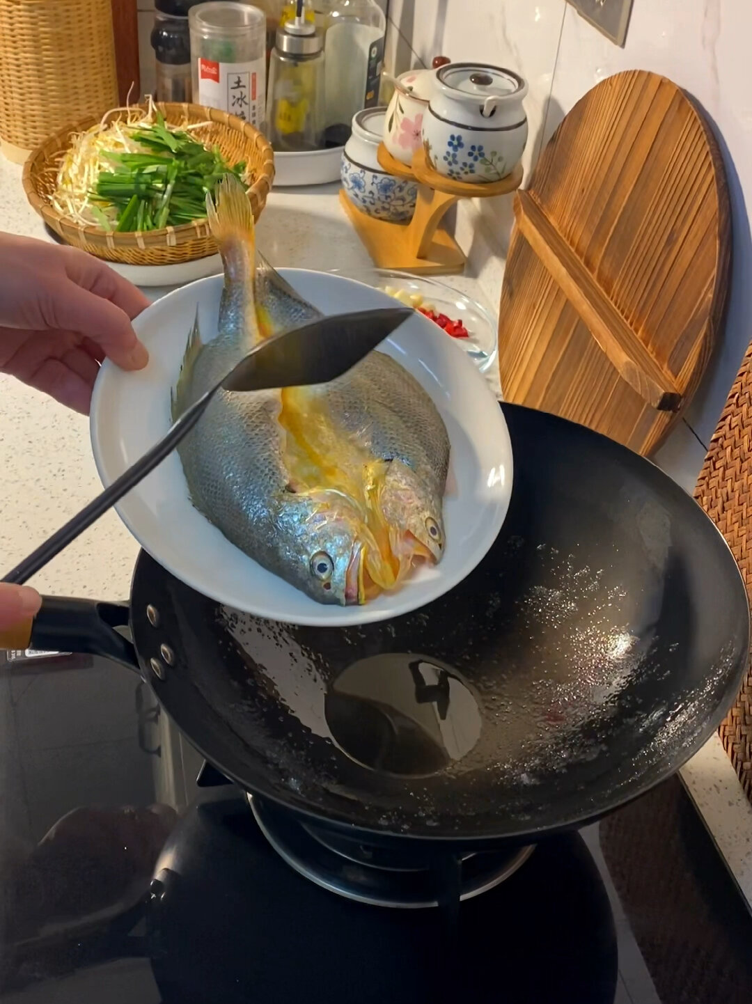 黄花鱼肉嫩刺少,味道鲜美,今天一盘抢光光
