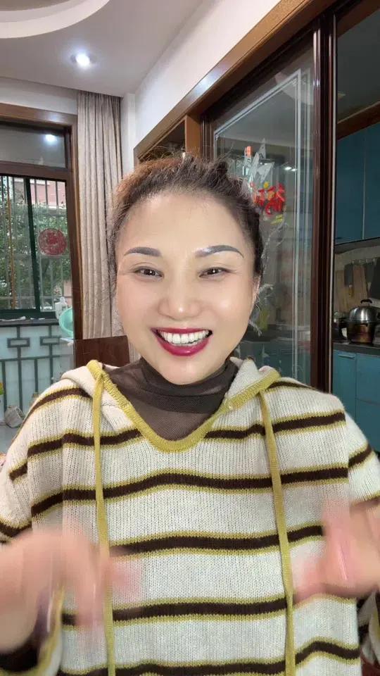 姐妹们这款贵妇膏是多效美白祛斑养肤亮感贵妇膏,是官方旗舰店发货正品,现在厂家做活动喜欢的姐