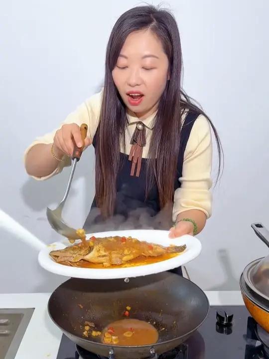 网友测评臭鳜鱼,不愧是徽菜招牌菜,闻着臭吃着香,没有小刺