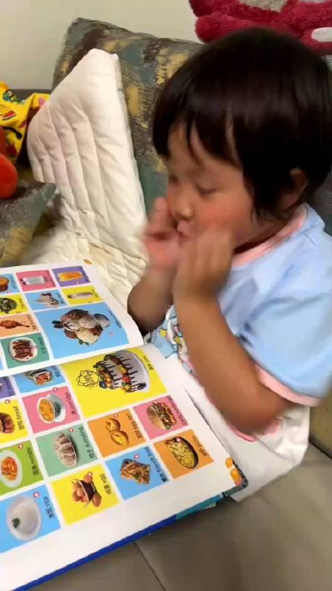 可不可以吃不重要,就是想吃,画册上好多美食啊,、都是我想吃的,口水都要流出来了好好吃啊!