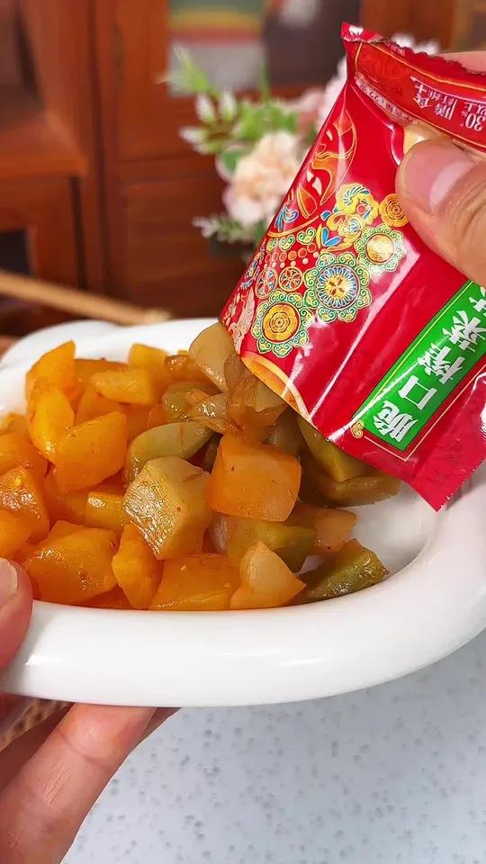 乌江榨菜也来卷了,这次终于破价了,没啥胃口时就来上一包简单方便,配粥配面都好吃,非常脆嫩可