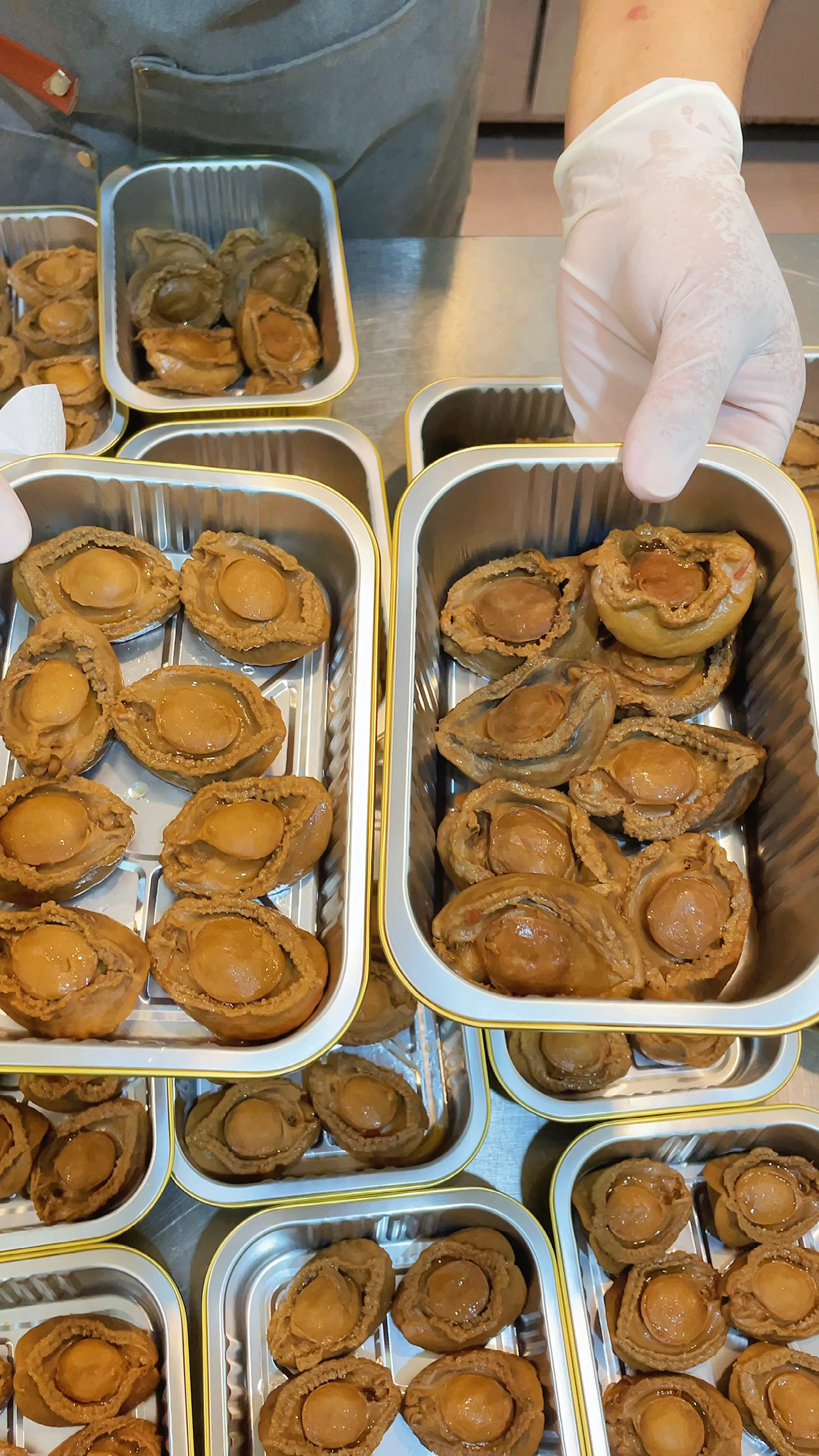 很多网友关心20头和30头鲍鱼大小区别