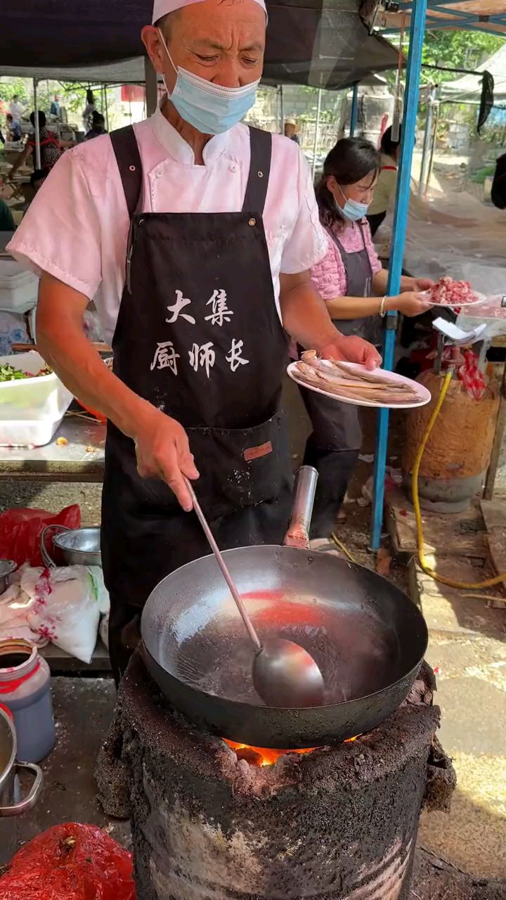 厨师长精心制作黄鲫子鱼煎鸡蛋