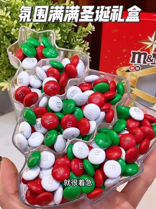 这也太有氛围感了吧!mm豆牛奶巧克力圣诞限定版终于来了!m豆拼成的圣诞树节日氛围瞬间拉满!