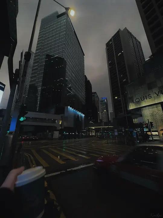 “爱玩的人觉得我无趣 踏实的人觉得我很轻浮 我像是夹在汉堡中间的菜叶子 既没有什么风味 也