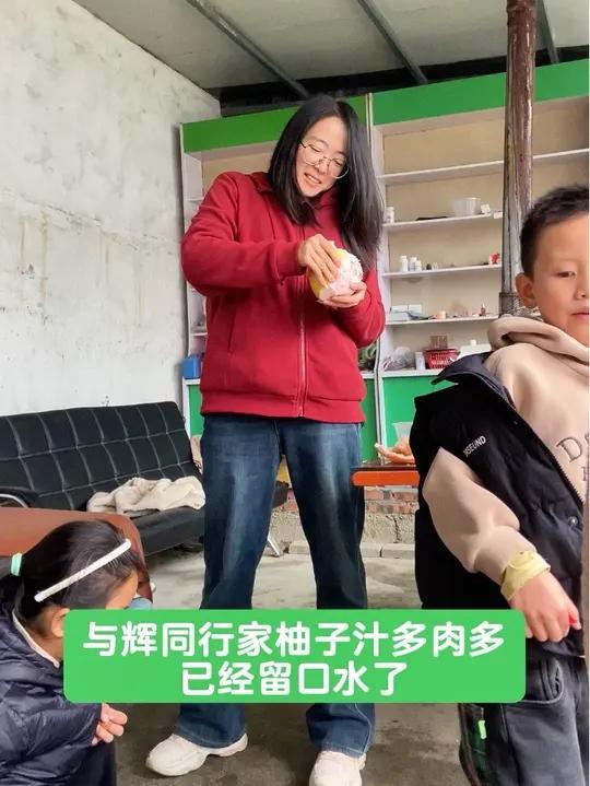 谁懂啊!与辉同行的柚子一掰开,我直接狂咽口水 原创视频与辉同行新鲜采摘