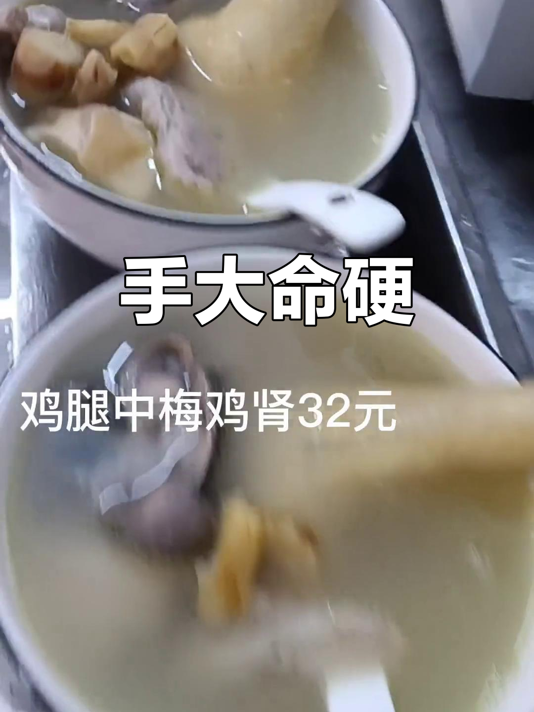 女孩手大如鹅掌,命运注定劳碌,长大后才懂生活不易