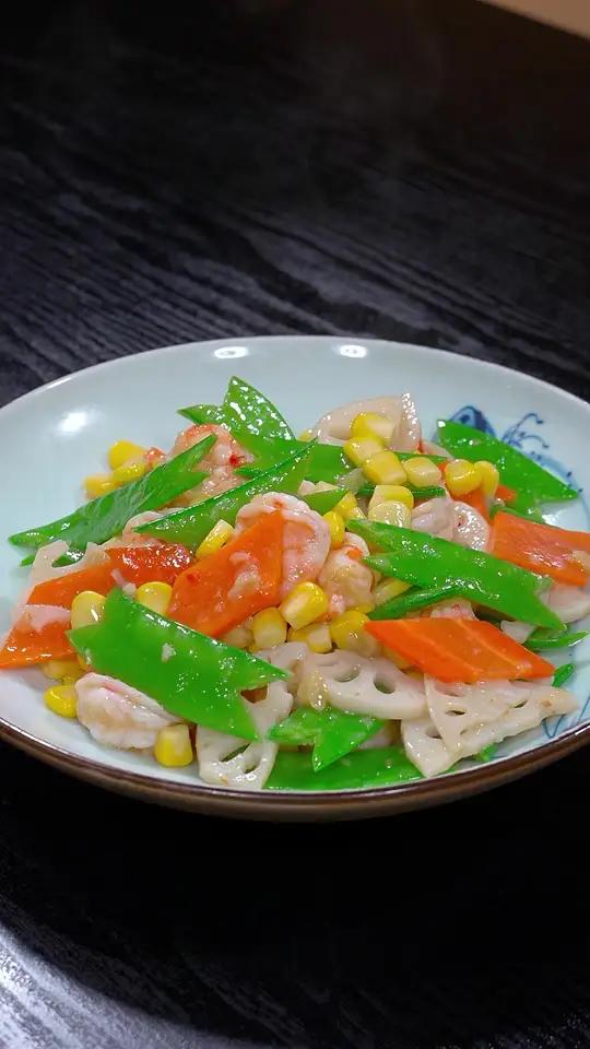 马上就要过年了,餐桌上不能全是大鱼大肉,你就像我这样做个荷塘小炒,清爽不油腻,好看又好吃