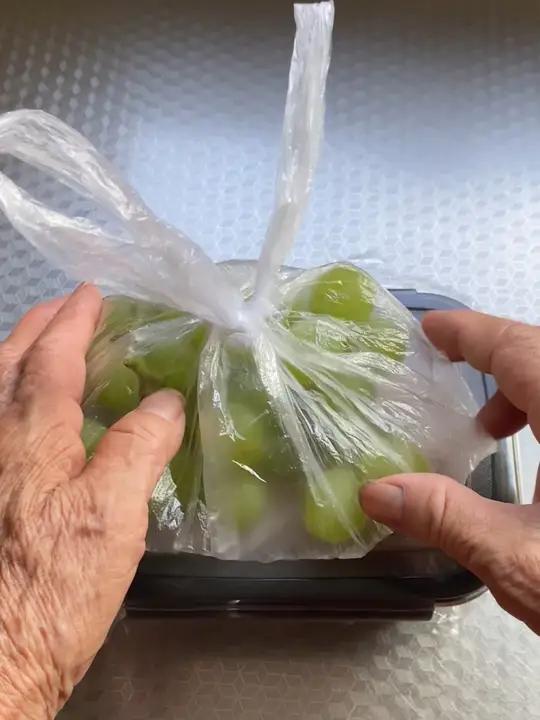 今天吃虾 鸡爪 秋葵 山药 葡萄