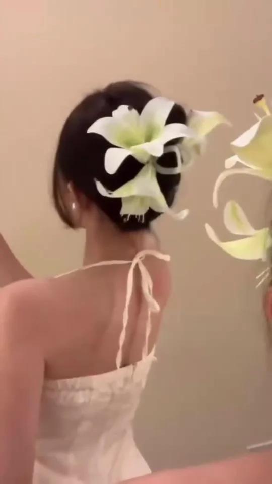 鸡蛋花发饰氛围天花板!这样扎太有感觉啦