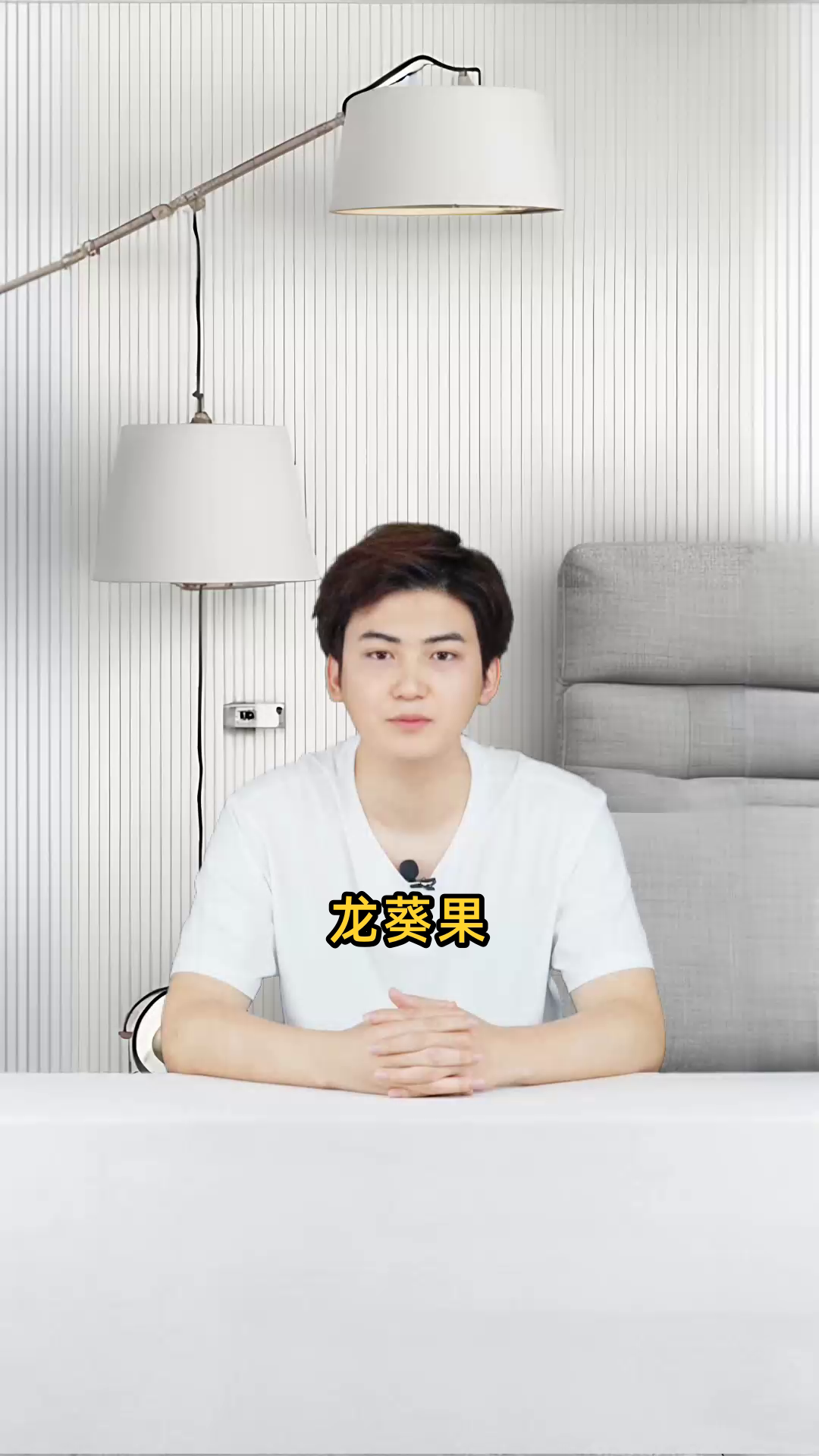 龙癸果(龙葵果)具有清热解毒、活血消肿等功效,其作用包括抗炎、镇痛等,照片展示其成熟黑色果