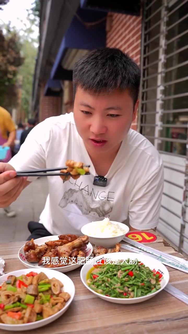 河北家常菜馆老板是东北人，菜品混搭特色足
