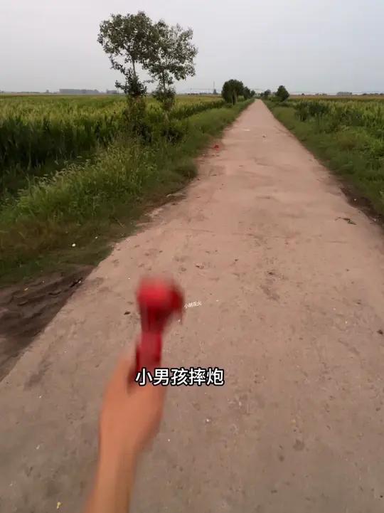 摔炮我只看小男孩 摔炮鞭炮小男孩小金鱼摔炮