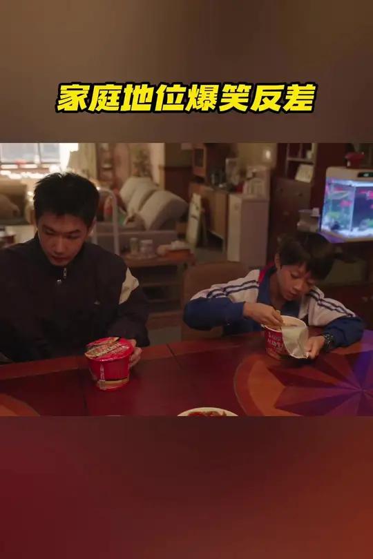 罗家母女四人在新串串店吃香喝辣、喝酒谈心,而另一边的罗家男丁却只能吃泡面。除了妈妈没有人会