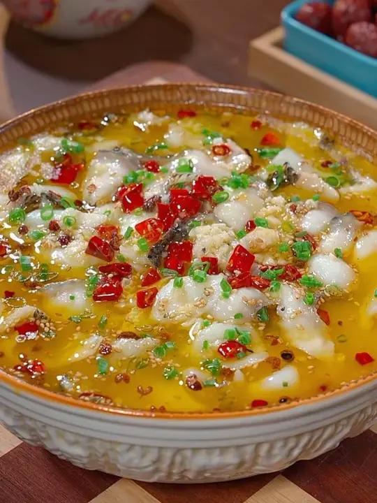 下班回家懒得做饭又不知道吃啥的，做一份比烧开水还简单的金汤酸菜鱼吧，鱼片鲜嫩，酸辣过瘾又好