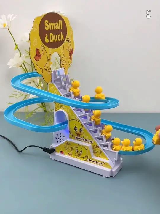 这个小鸭子跑楼梯玩具也太好玩了吧，他才2个多月在这看了半天了，不仅锻炼追视抬头，还能锻炼背