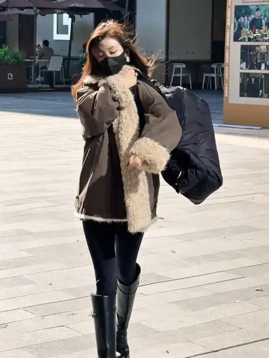 我去这个小姐姐好潮啊,她身上穿的这件好像是最近特别火爆的外套款式
