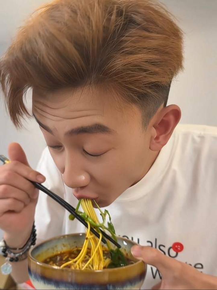 享受美食，吃的就是正宗重庆小面