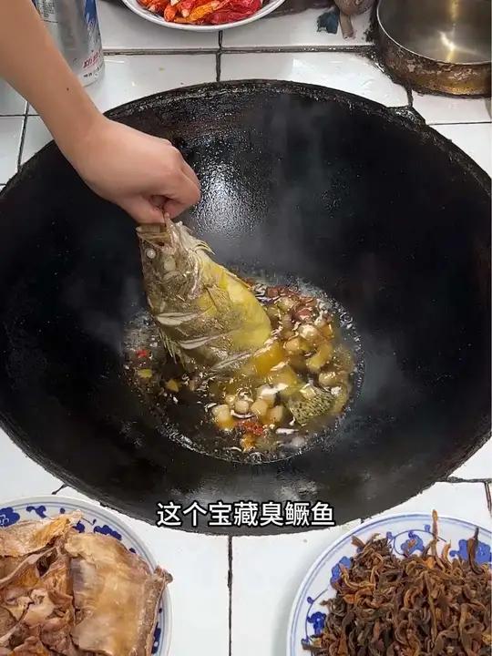 徽菜名菜臭鳜鱼,闻着臭吃着香,下酒又下饭
