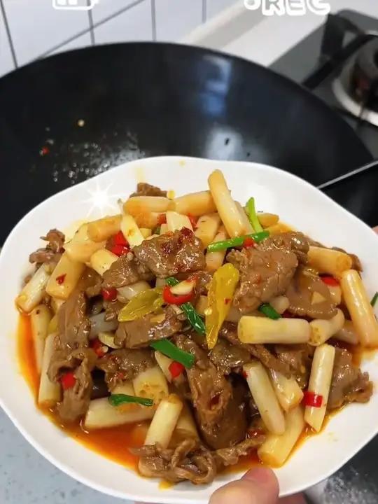 就这个泡藕带炒牛肉,最近我们家一周都要吃好几回,藕带爽脆,牛肉滑嫩入味,酸酸辣辣的,特别开