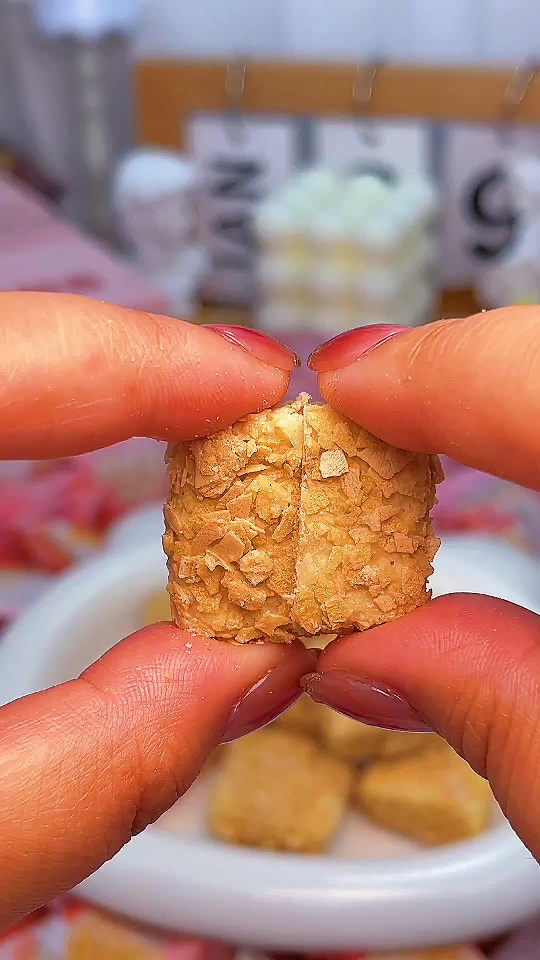 它的外层酥脆可口,内里则是香甜可口的红豆、薏仁和燕麦,口感丰富,让你一口接一口,停不下来!
