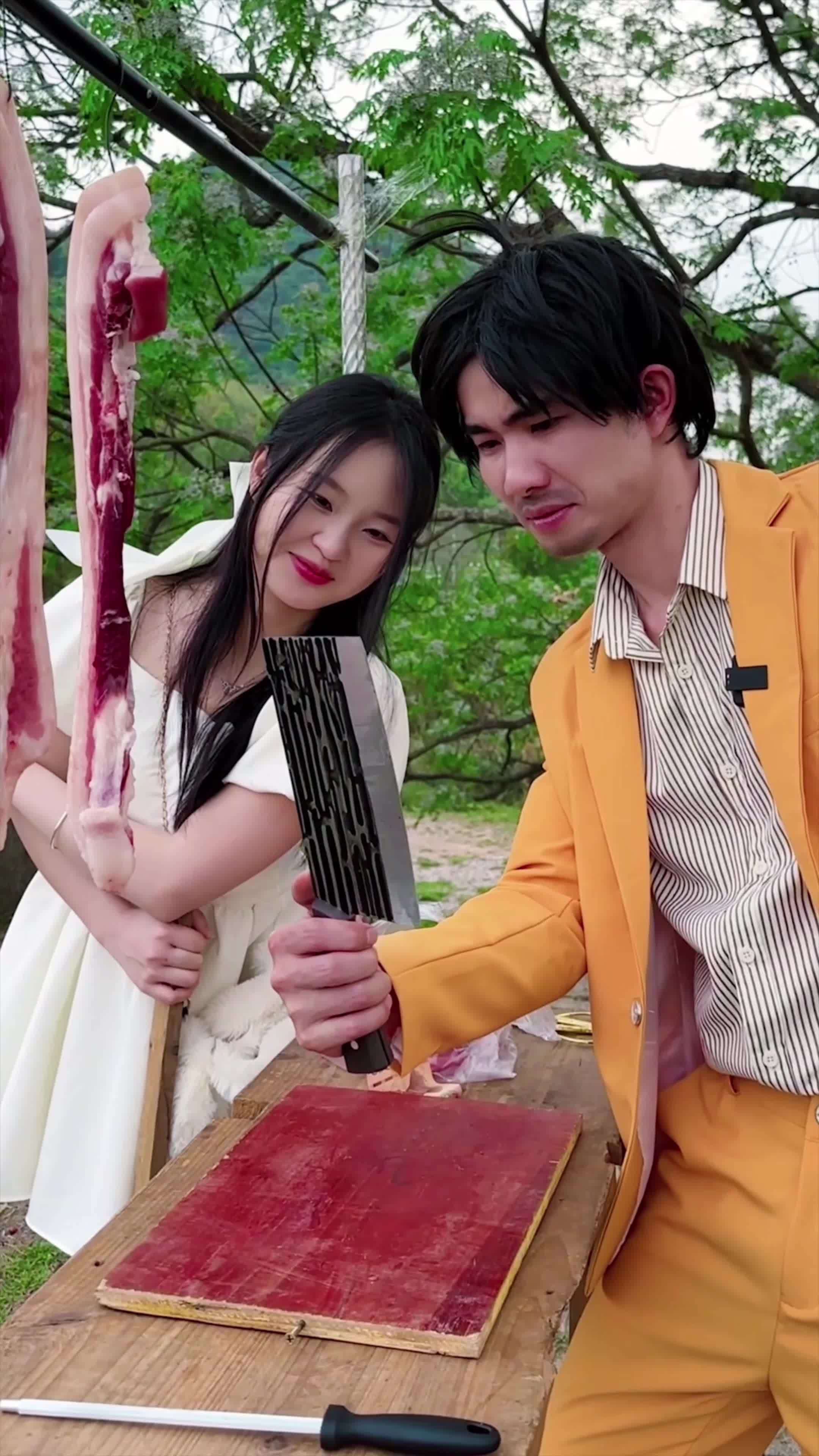 表面看我是卖猪肉,其实我已经改行卖菜刀了 猪肉佬 菜刀 搞笑 @小仙女、@小宝哥