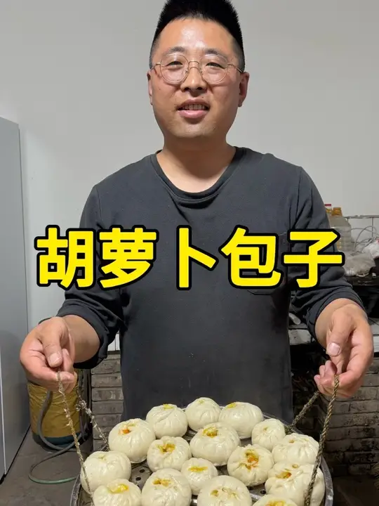 今日冯师傅亲手安排的胡萝卜西葫芦鸡蛋素包子,皮薄馅足超鲜香,一口下去满嘴香,居然比肉包子还