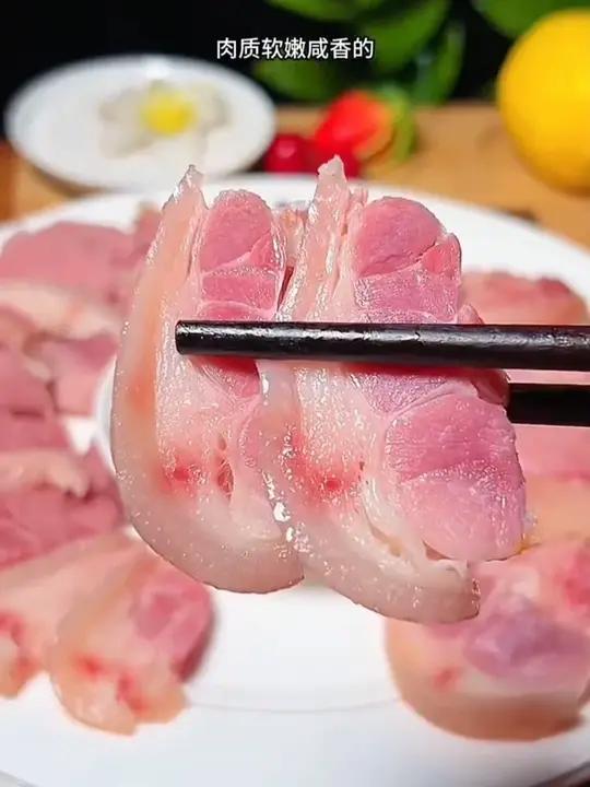 我家经常买这个薄腌的德式咸猪手,炖出来的汤都特别香,肉质鲜咸香入味,一点都不腻,好吃的很!