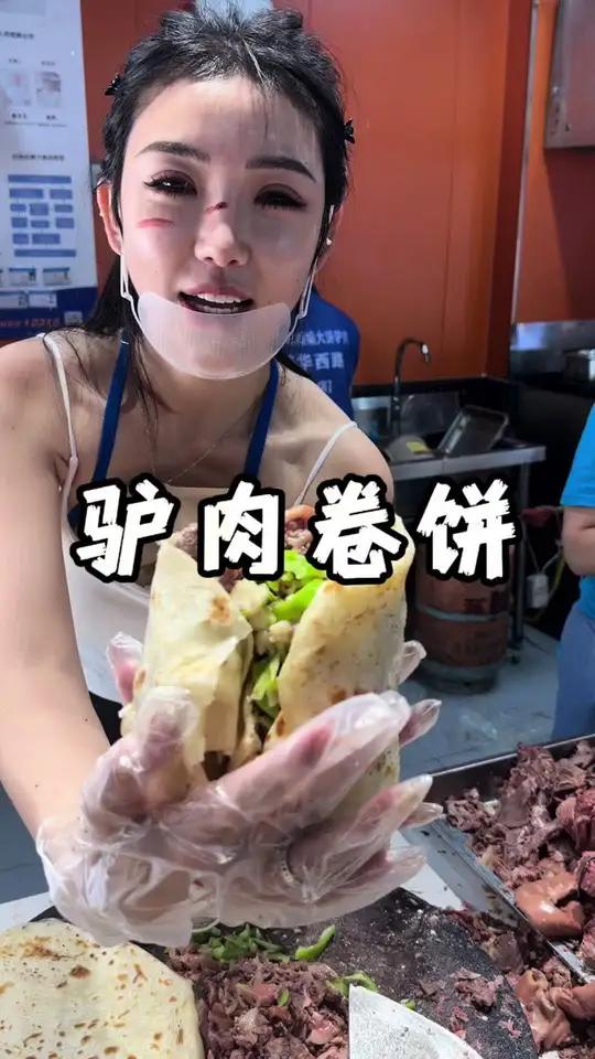 河北任丘美食“驴肉卷饼”，真不愧是天上龙肉地上驴肉啊，太香了！
