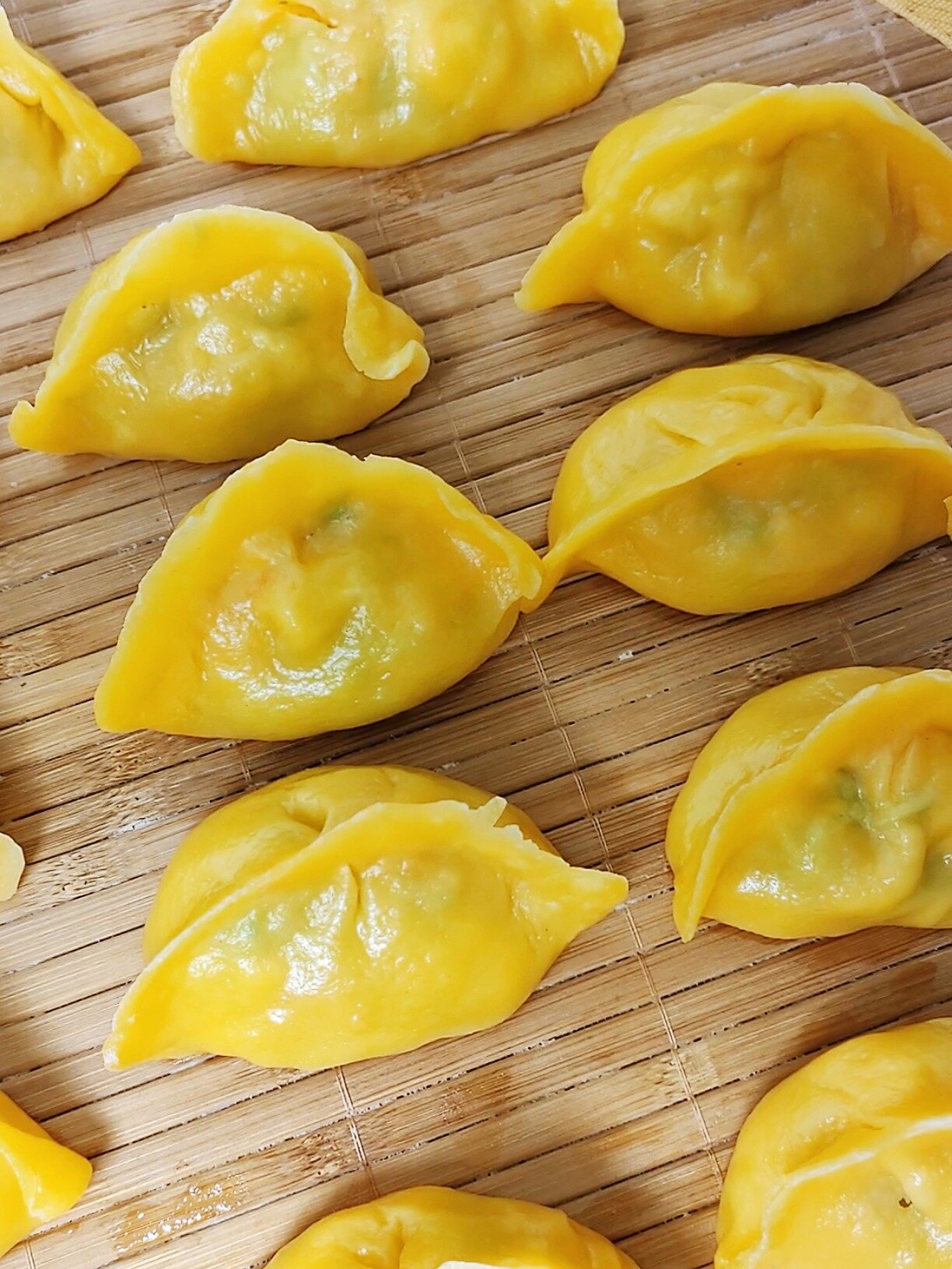 金灿灿的玉米面蔬菜大蒸饺