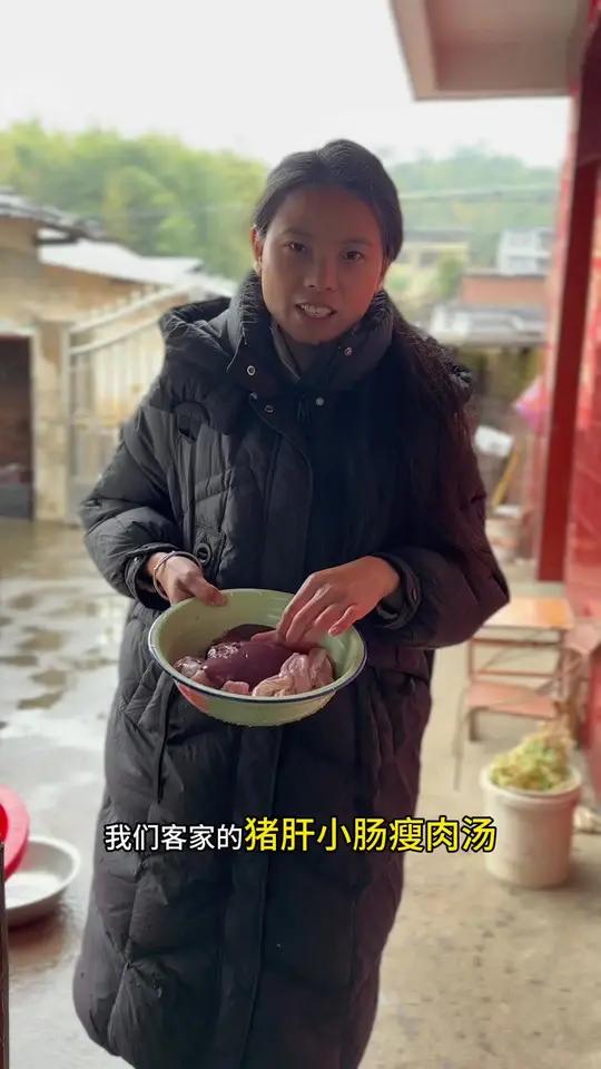 中午下班回家煮了我们客家的猪肝小肠瘦肉汤,你们也可以去按照我的方法去做,一点都不腥,特别好