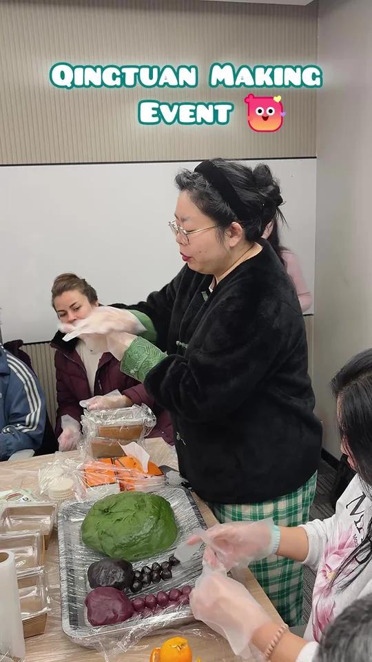 学生们挑战做青团,太有趣啦!