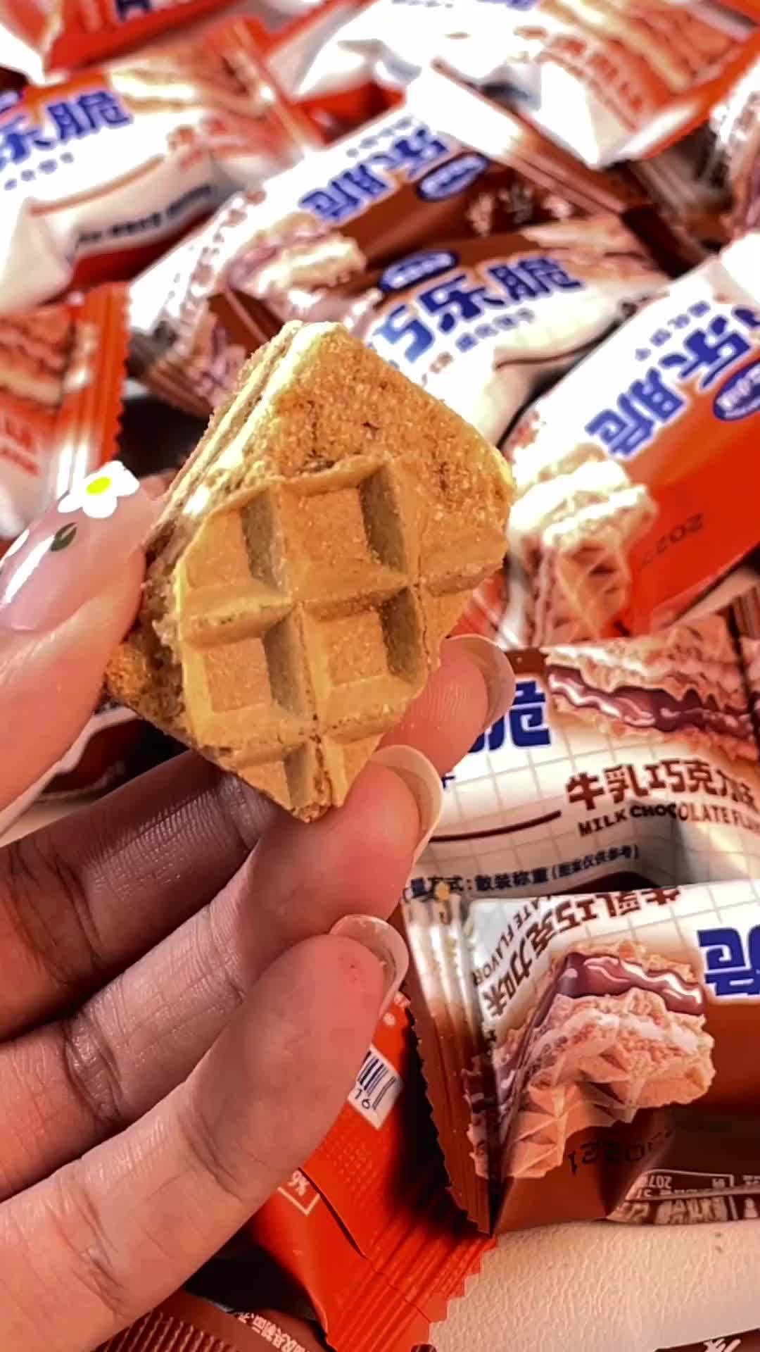 冲冲冲,一口下去幸福满满 都在吃的这款巧乐兹威化饼干,外酥里嫩,口口香甜,真的超好吃。妈呀