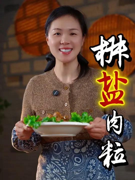 姐妹们,注意看,我们把猪肉放锅里蒸一蒸,这是我家孩子最喜欢吃的猪肉做法,外焦里嫩,咸香入味