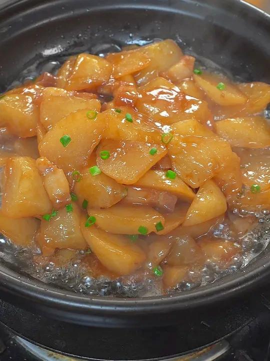 鲍汁萝卜的做法 冬天是吃萝卜的季节,每周我都会做几次这个鲍汁萝卜,鲜甜入味,好吃很下饭