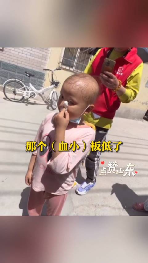 「肿瘤医院外化疗宝宝排队领汤看哭」5月12日,山东济南。肿瘤医院旁边的共享厨房,为儿科化疗