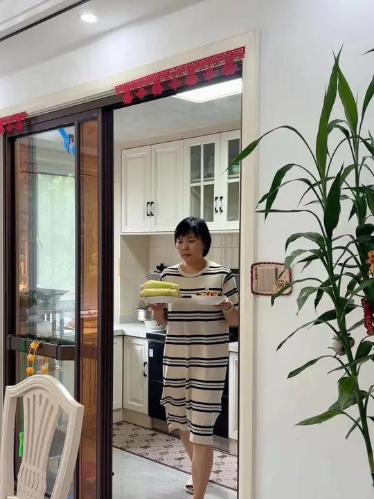 人到中年，过的早已不是简单的日子，而是与时光、与自我较劲后沉淀出的那份从容，是岁月打磨后淬