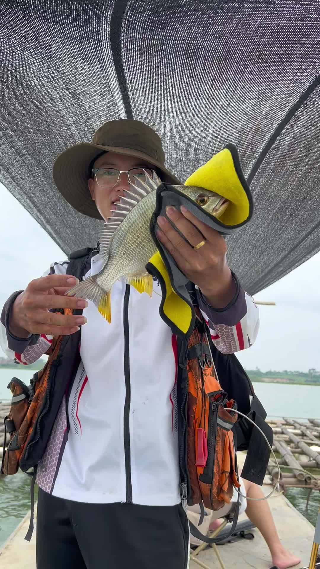 在湛江花70元海钓黄脚腊鱼,没想到钓一条就回本了 海钓 筏钓 钓鱼人就是这么疯狂 爱生活爱